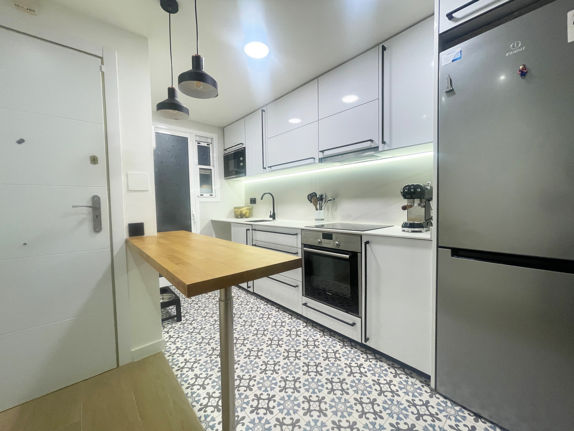Cocina con suelo de baldosa hidráulica.